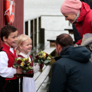 Marie (5) og Kevin (5) møtte Kronprinsparet med blomster da de kom til Leknes. Foto: Lise Åserud, NTB scanpix